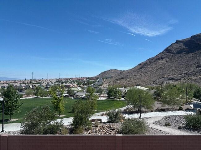 Building Photo - Spacious 4-Bedroom Home with Loft, Views &...