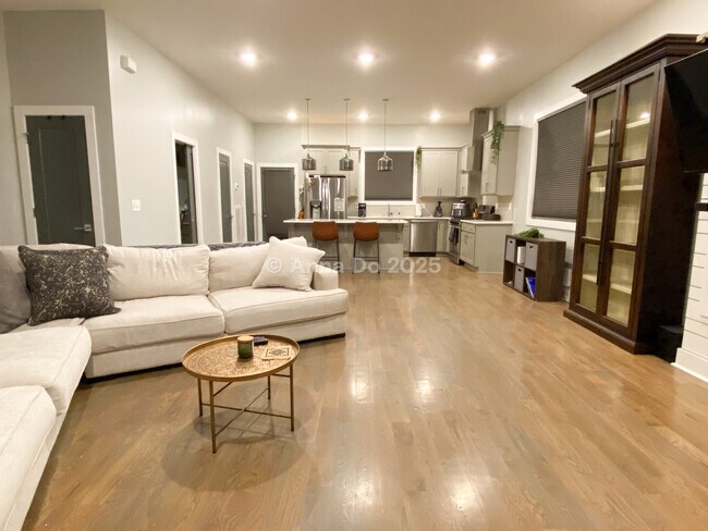 Primary Photo - 809 21st Ave N