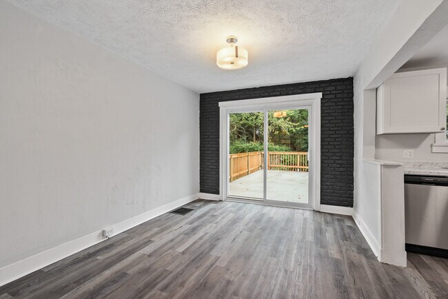 Building Photo - 2242 Manor Ave