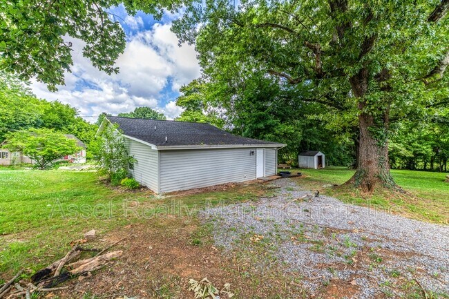 Building Photo - 2208 Sanderson Rd