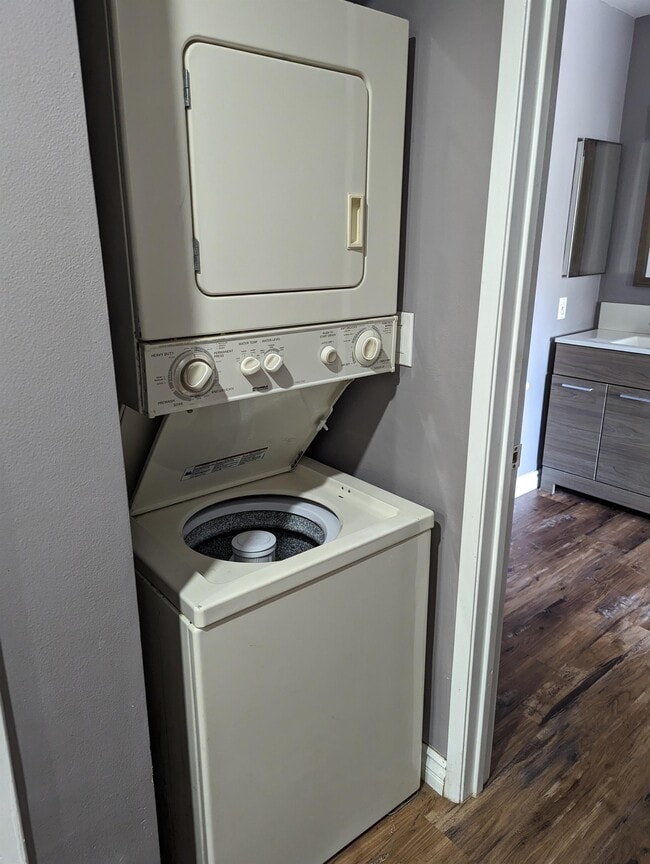 Building Photo - 23947 Del Monte Dr.