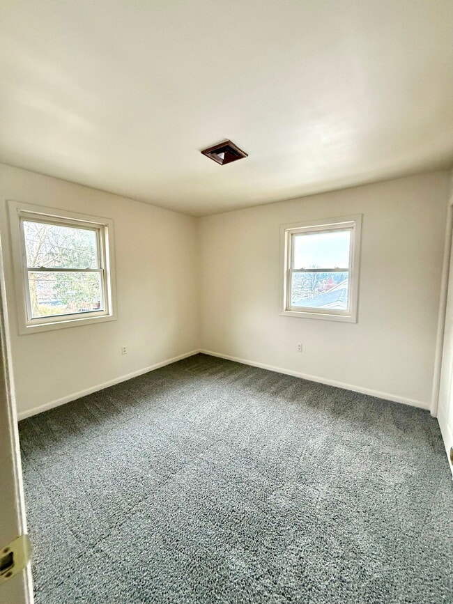 Building Photo - 33 Grandview Dr