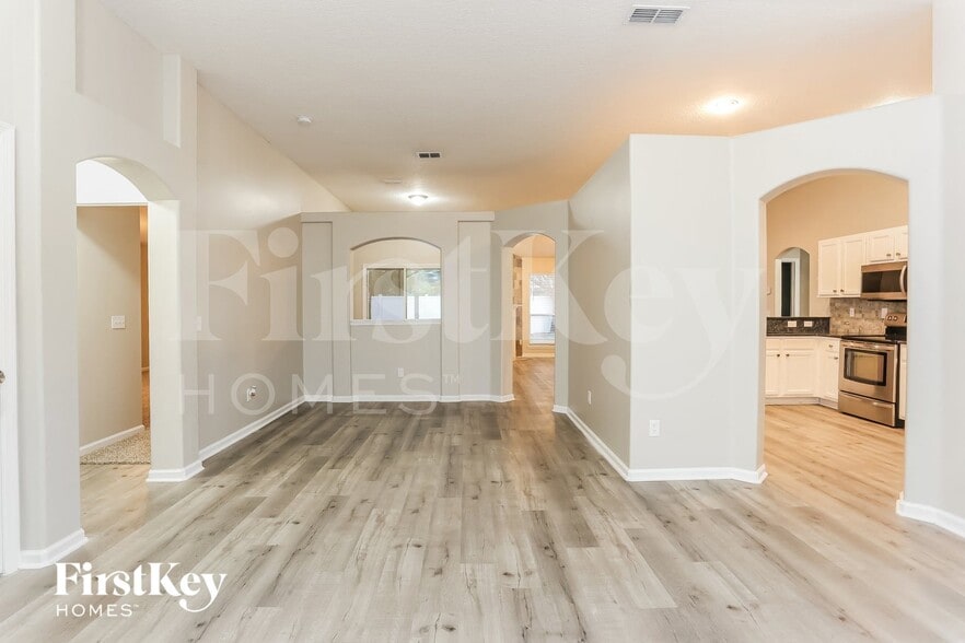 Building Photo - 2444 Bentwater Dr W