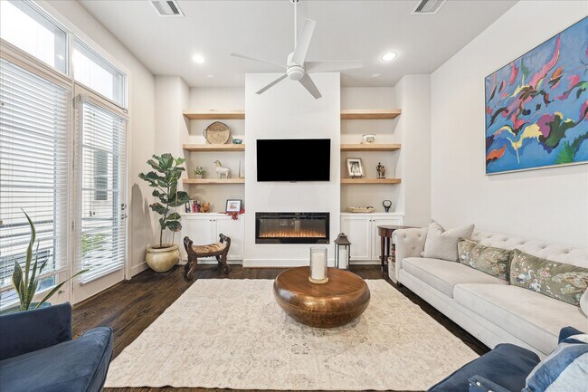 Building Photo - 5644 Darling St