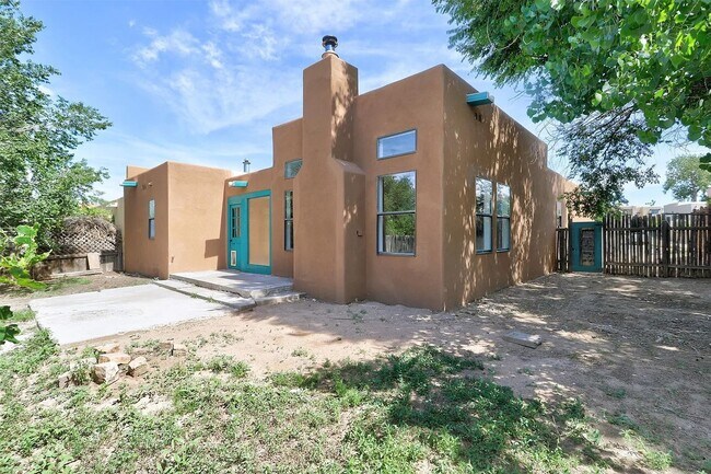 Building Photo - Stylish Townhouse in La Villa Serena