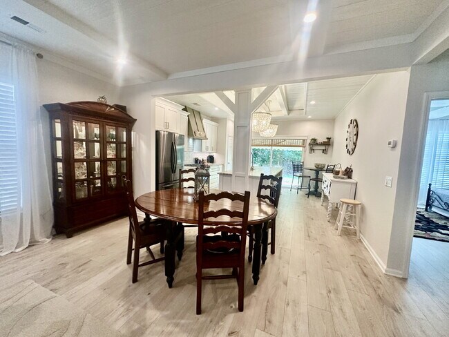 Building Photo - Beautifully Updated Elegant two Bedroom Ho...