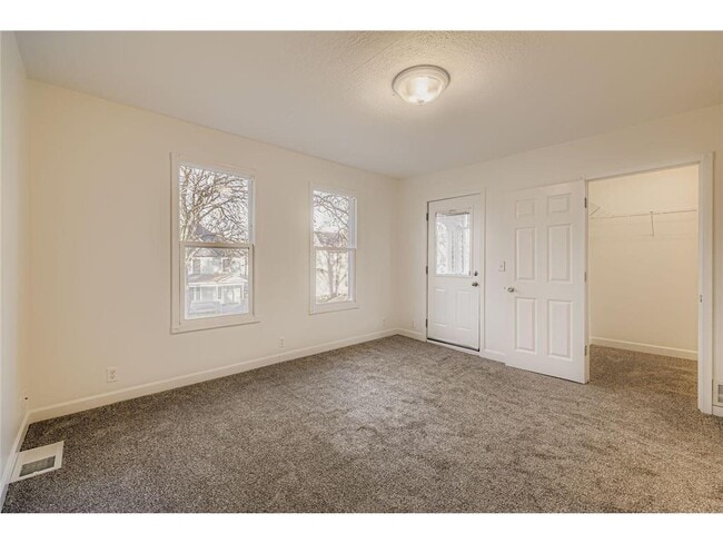 Building Photo - 988 Reaney Ave E