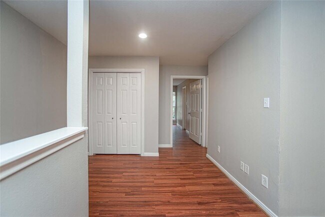 Building Photo - 1 Lake Forest Ct