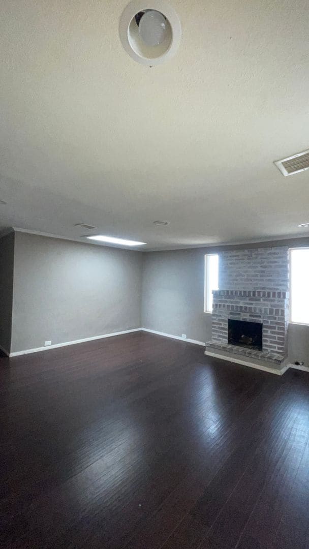 Building Photo - Charming and spacious 3-Bedroom 2 bath house.