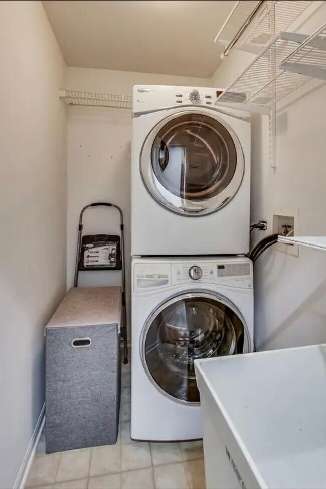 Building Photo - 1802 W Diversey Pkwy