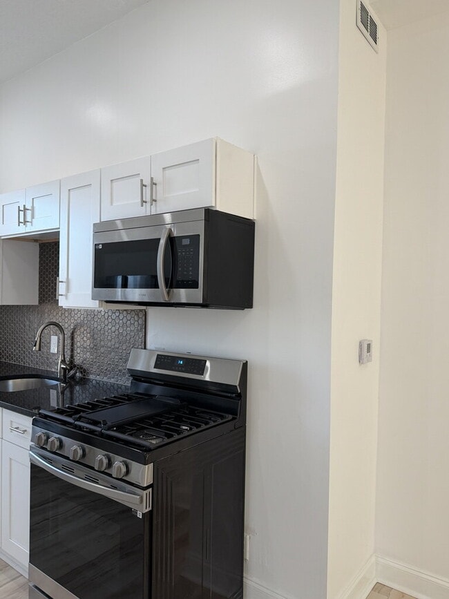 Building Photo - Newly Renovated 2-Bedroom with Soaring Ceilings & Bonus Reading Nook