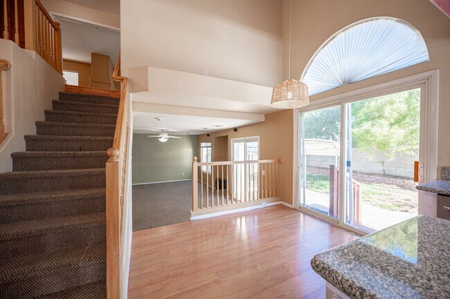 Building Photo - Silverado Ranch - Cul-de-sac.  Downstairs Bedroom and Bathroom