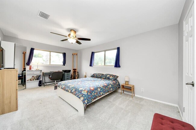 Building Photo - 403 Lakeside Estates Dr