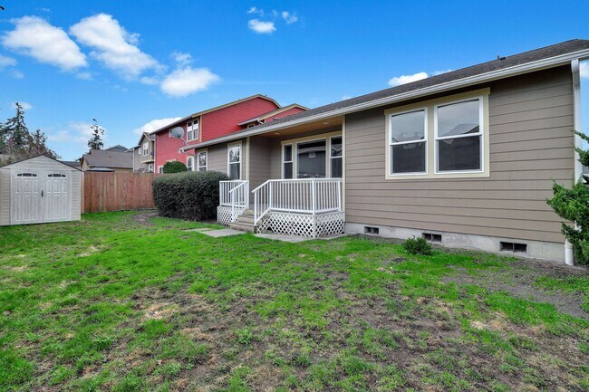 Building Photo - 3 Bed 2 Bath - Fairway Point - Pet per Approval - Fenced Backyard