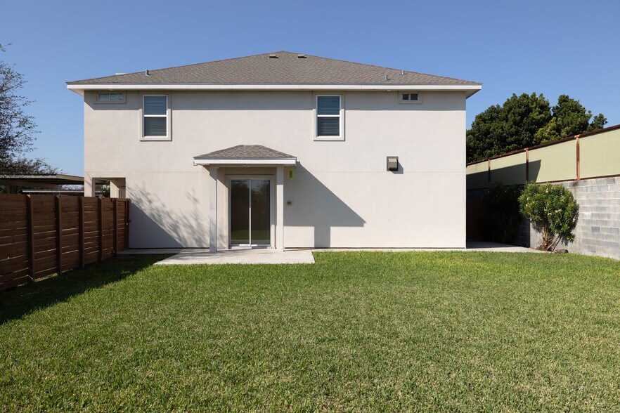 Building Photo - 1021 E La Cantera Ave