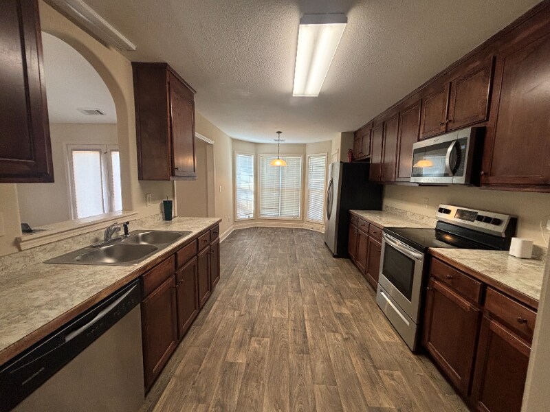 Building Photo - 587 Embassy Walk