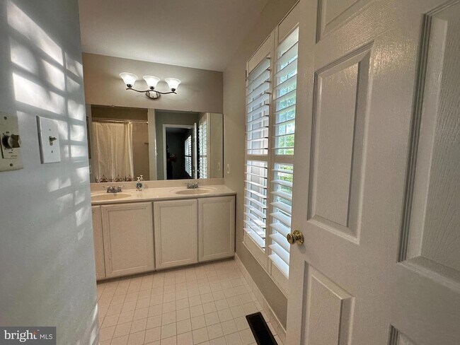 Building Photo - 155 Weybridge Dr