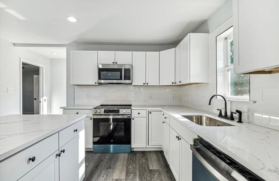 Building Photo - 7846 S Howton St