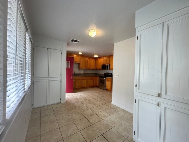 Building Photo - Great Location near McKinley Park!