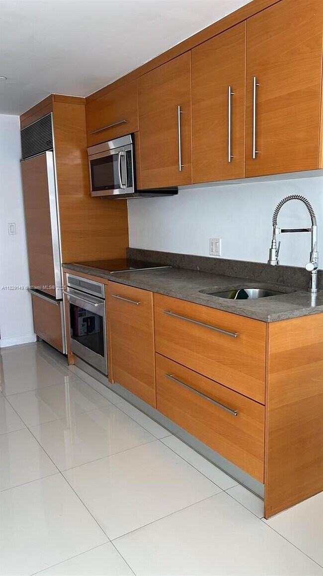 Building Photo - 465 Brickell Ave