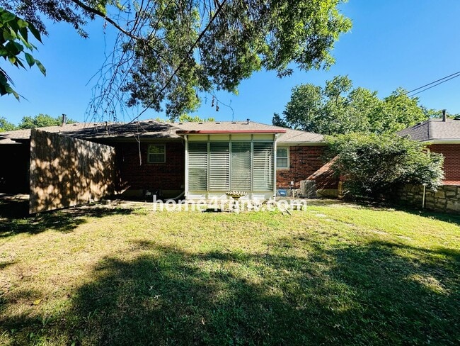 Building Photo - Charming Duplex Style Home with New Paint, Updated Floors, Finished Basement and a Quiet Back Patio!