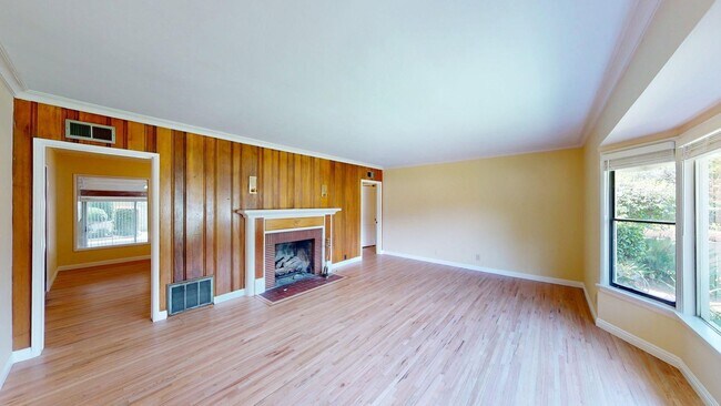 Building Photo - Newly Remodeled Spacious 4-Bed Home Availa...