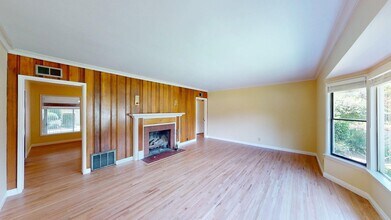 Building Photo - Newly Remodeled 4 Bedroom + Loft Home Avai...