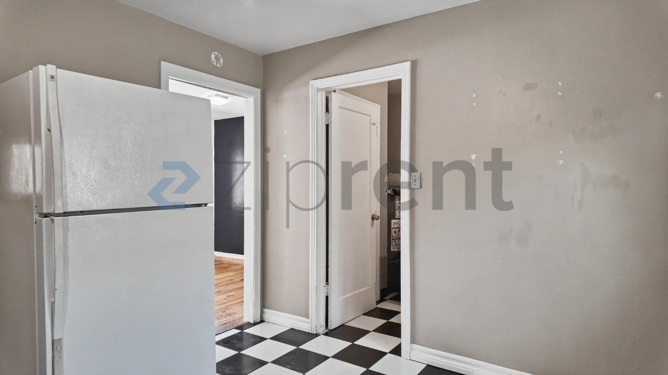 Building Photo - Unit 1