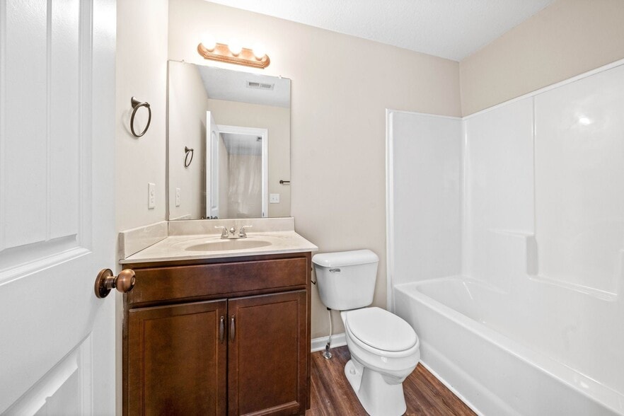 Building Photo - 1560 E Knollwood Cir