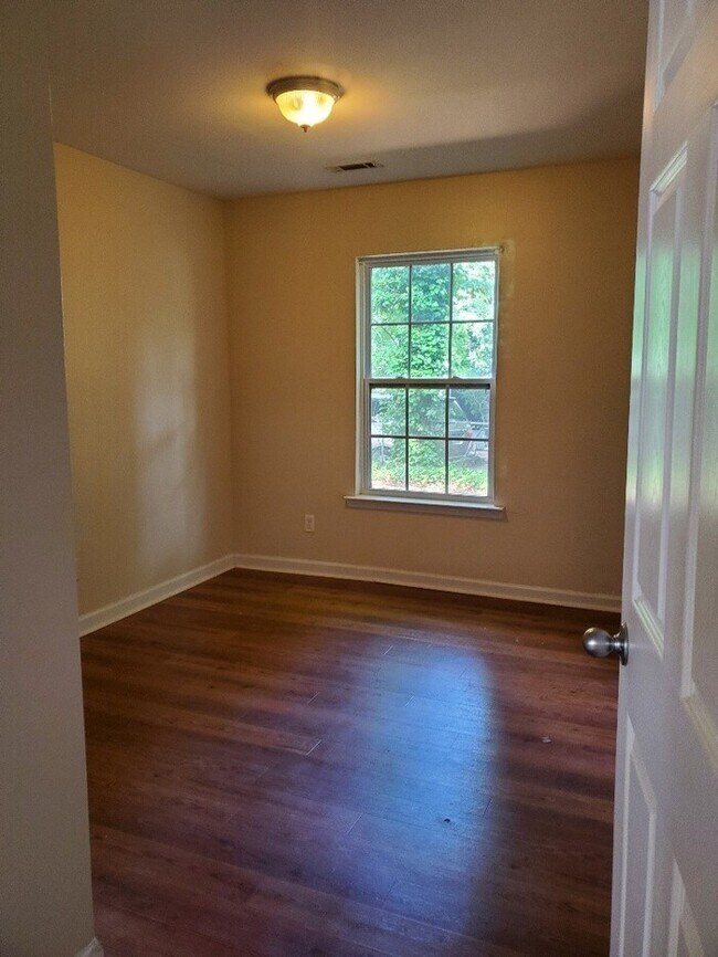 Building Photo - SPACIOUS 3 BEDROOM TOWNHOUSE FOR RENT IN GREENVILLE!