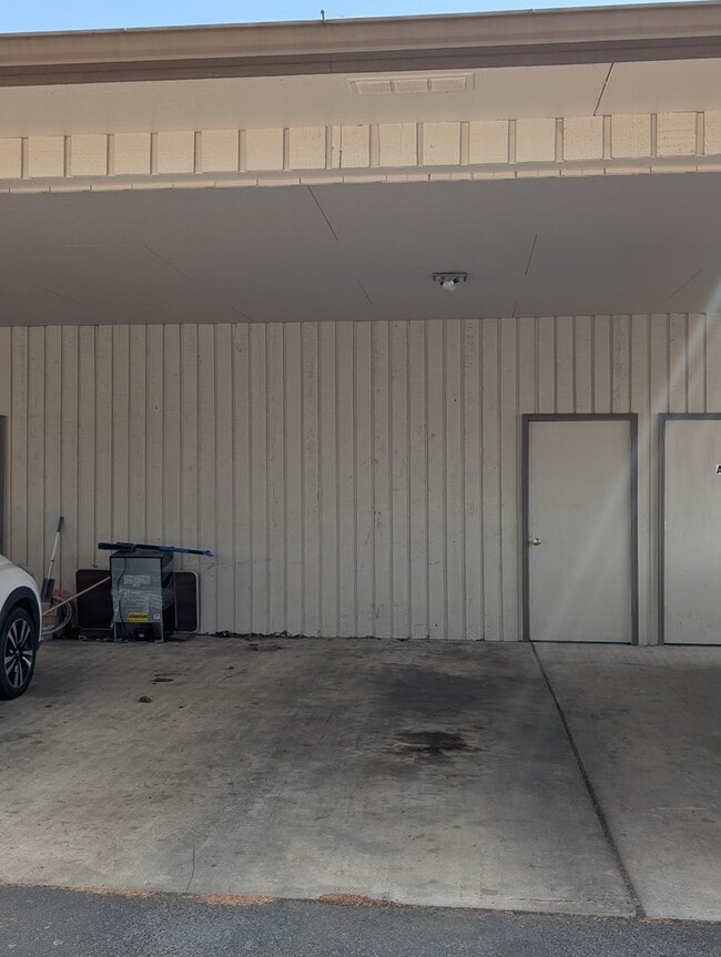 Building Photo - 376 Reservoir Dr