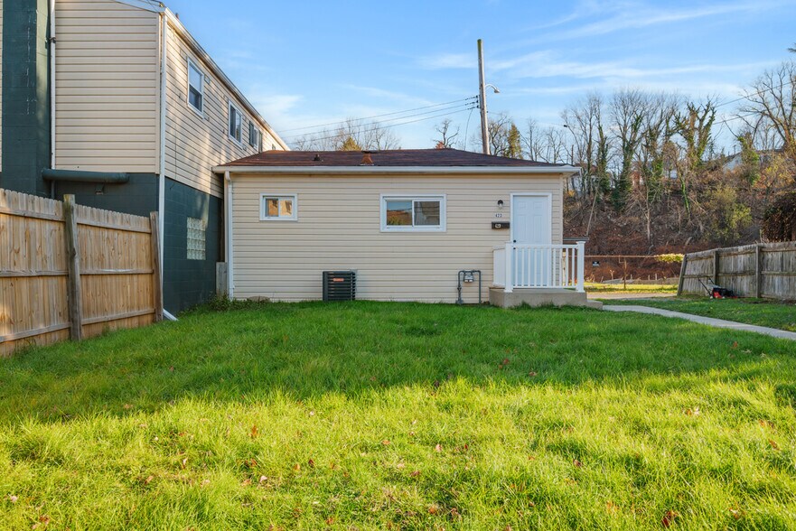 Building Photo - 423 2nd Ave