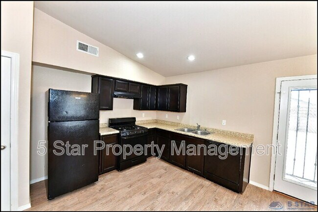 Building Photo - 916 Villa Seca Dr