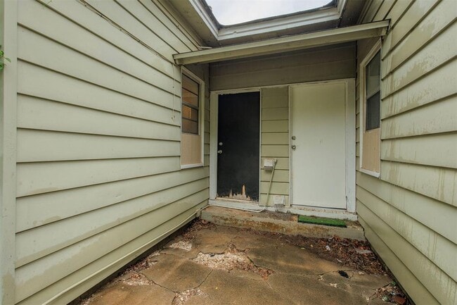 Building Photo - 2611 N Shartel Ave