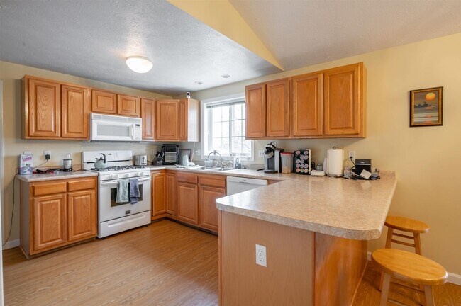 Building Photo - 4 Myopia Ln