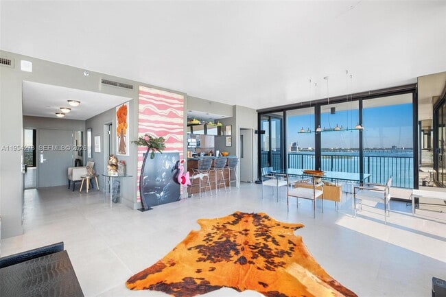 Building Photo - 1000 Venetian Way