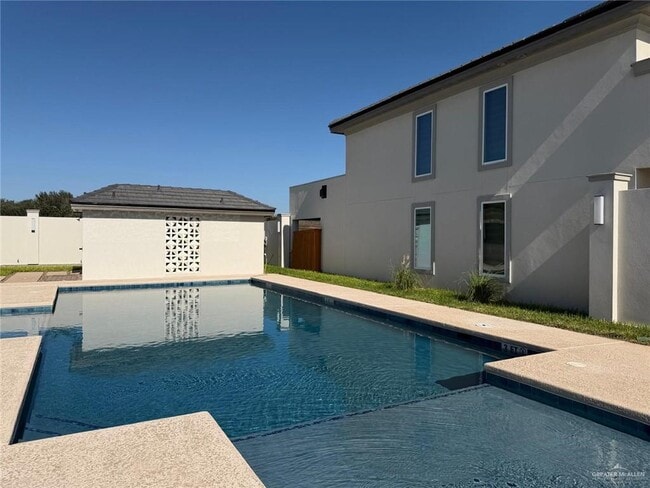 Building Photo - 21 Corales St