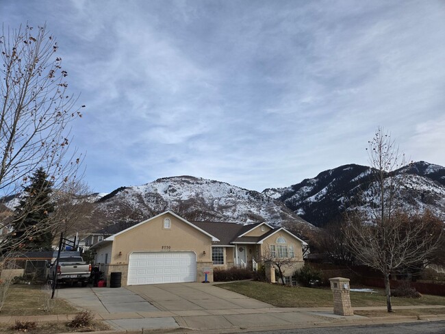 Building Photo - Beautiful home with amazing views