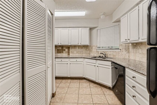 Building Photo - 16301 Ledgemont Ln