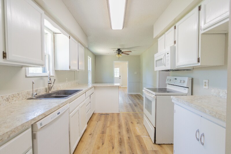 Building Photo - 610 W Republic Ave