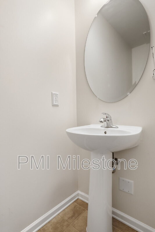 Building Photo - 65 Darien Dr
