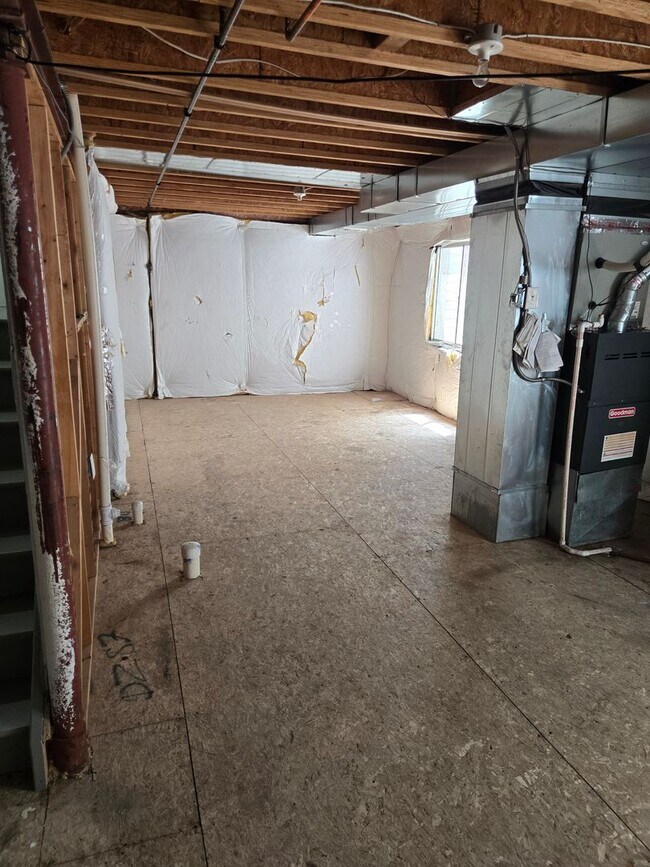 Building Photo - Spacious and Bright 4 Bedroom Home with Garage and Basement Now Available!