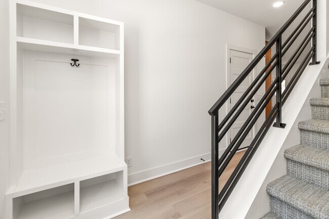 Building Photo - 11 Dutch Dr