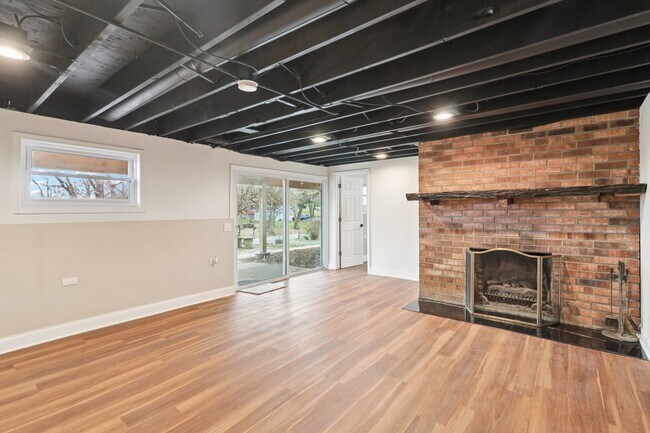 Building Photo - 23460 W N Lakewood Ln