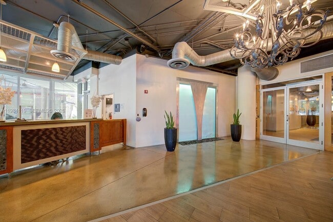 Building Photo - 10 SW South River Dr