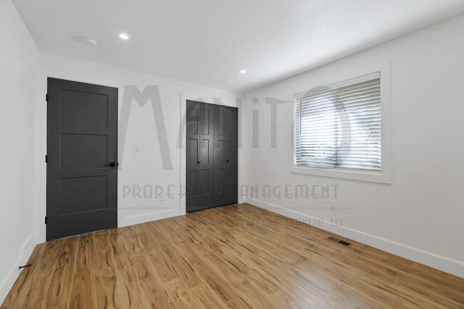 Building Photo - Spacious South Hill Home