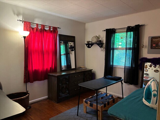 Building Photo - 3 Bedroom, 1 Bath Ranch- Available August 2026!