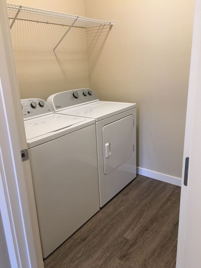 Building Photo - Beautiful 2 bedroom, super cute floorplan,...