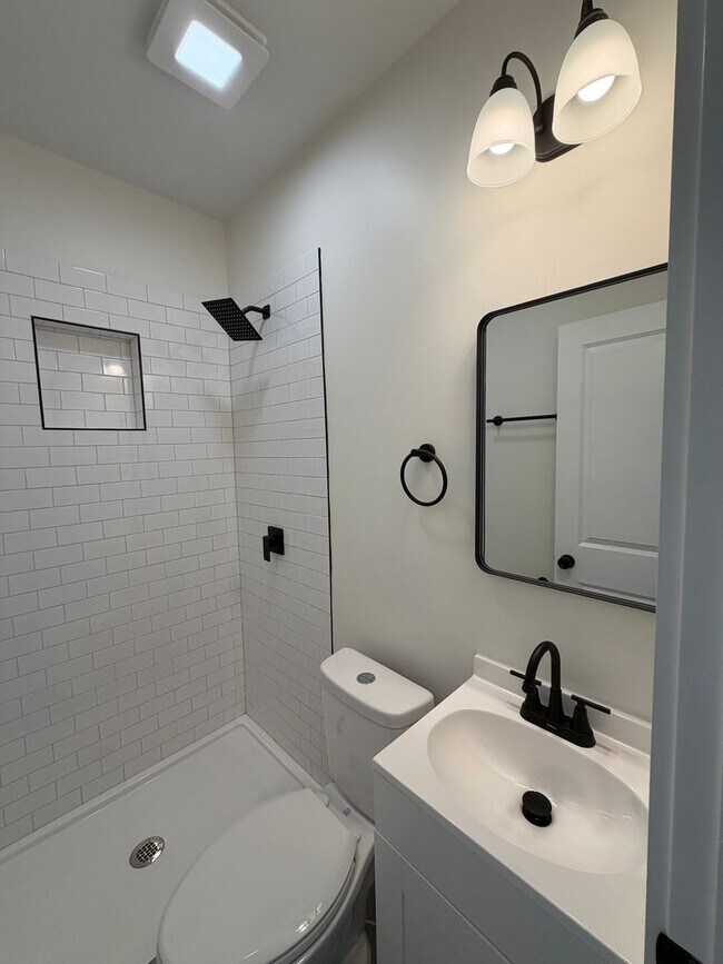 Building Photo - 2 Bed / 2 Bath with Private Garage & Fenced Yard
