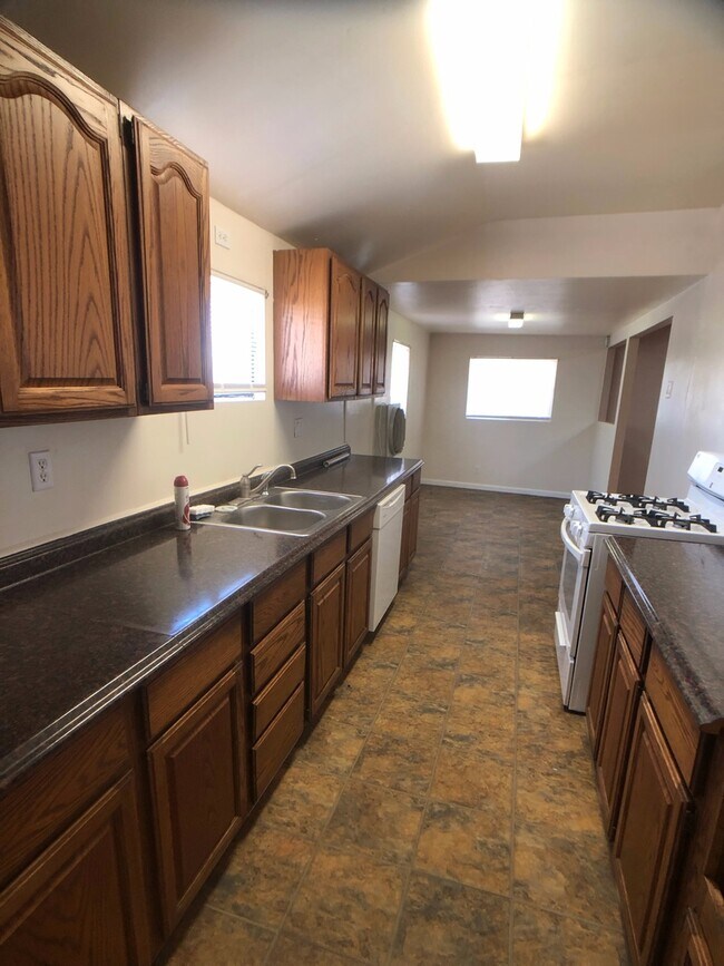 Building Photo - 441 Hazelton St